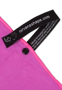 Rosa Stoffprodukt mit glatter Textur und kontrastierenden hellrosa Nähten. Es verfügt über ein schwarzes Etikett mit weißem Text und einem Druckknopf.