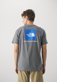 The North Face M SS BOX NSE TEE - Apdrukāts T-krekls - smoked pearl