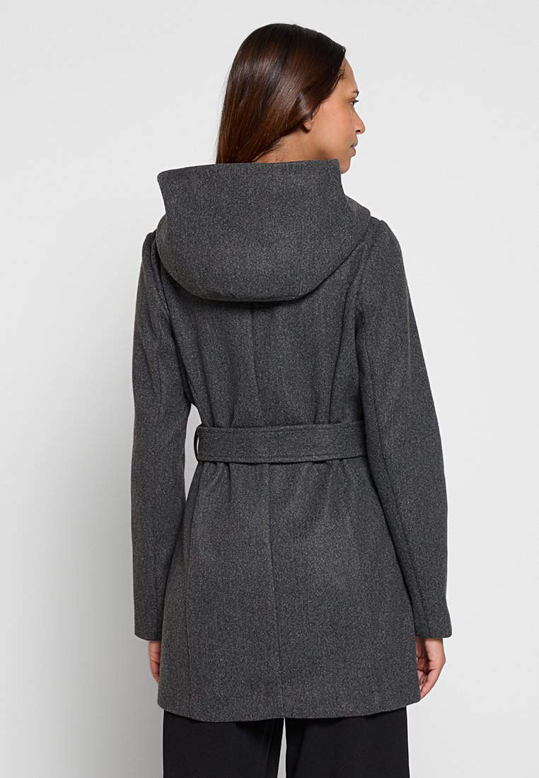 Grau melierter Wollmischmantel mit großer Kapuze, taillierter Passform und Gürtel in der Taille, der eine glatte Textur und klare Linien präsentiert.