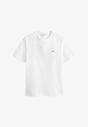 Tricou alb cu mâneci scurte și guler rotund, cu un mic logo brodat în formă de scut pe pieptul stâng și etichetă GANT în interiorul gulerului.