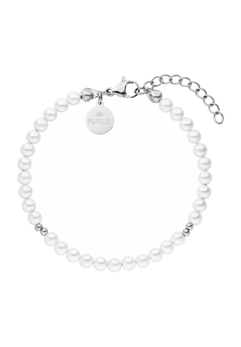 Weißes Perlenarmband mit silberner Hardware, ausgestattet mit einem Karabinerverschluss und einer verstellbaren Kette, akzentuiert durch kleine metallische Perlen und einem Anhänger.