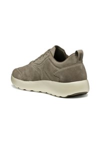 Baskets en suède gris avec une finition texturée, bout arrondi et épaisse semelle blanche cassée. Dotées de lacets simples et d'une languette au talon.