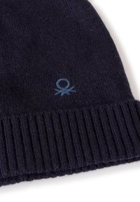 Navy čepice z vlny s žebrovaným lemem a malým světle modrým logem. Měkká textura a elegantní design vhodný pro volnočasové nošení.