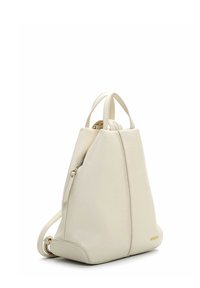 Valge nahast seljakott struktureeritud kujuga, millel on lukkudega tasku ja kaks ülemist käepidet. Minimalistlik disain peente kuldsete detailidega.