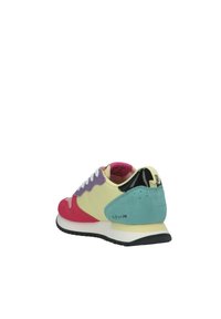 Sneaker multicolori con accenti in suede rosa, giallo, viola e turchese. Design leggero con suola nera a contrasto e chiusura con lacci.