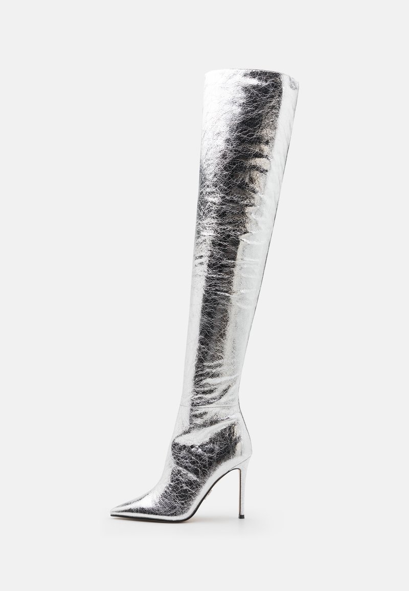 Silberne Overkneestiefel aus glänzendem Material mit spitzem Fuß und hohem Stiletto-Absatz; besitzen eine glatte Textur mit subtilen Falten.