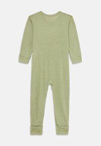 Langermet ribbet lysegrønn babyoverall med føttetrekk, vist flatt, baksiden synlig.