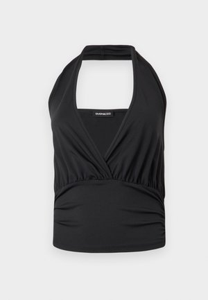 Μαύρο αμάνικο τοπ με halter, βαθύ V-λαιμόκοψη και σφηκωμένη μέση, παρουσιάζεται σε απλό φωτεινό φόντο.