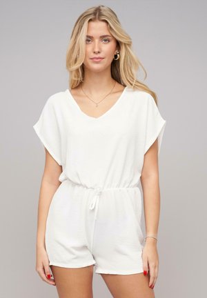 Combinaison blanche à manches courtes avec un décolleté en V, taille cintrée et cordon de serrage. Fabriquée en tissu léger au toucher doux.
