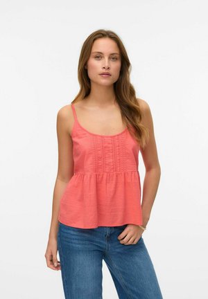 Top sin mangas de color coral con cintura fruncida, que presenta una costura vertical decorativa, textura de tela suave y tirantes delgados ajustables.