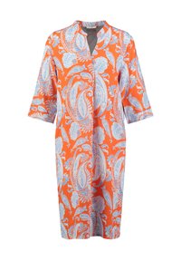 Vestido naranja con patrones de paisley azules, mangas tres cuartos, cuello en V y un corte relajado. Hecho de tela ligera.