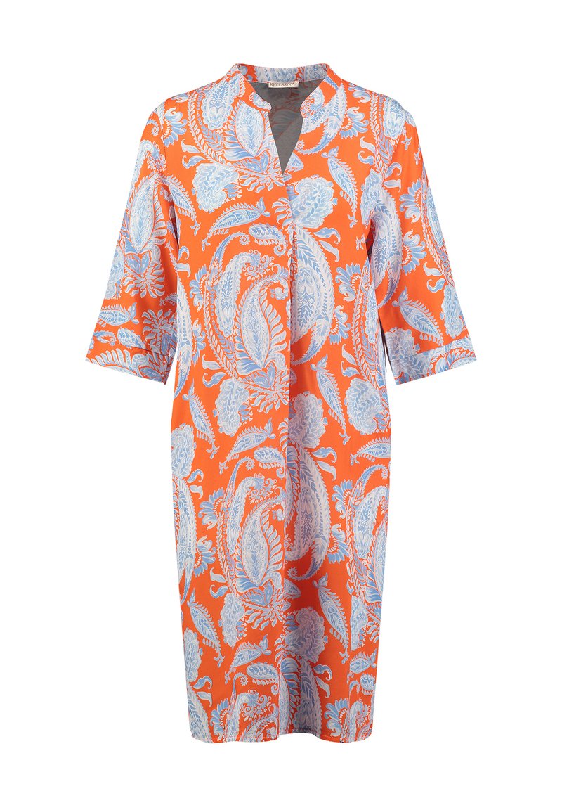 Vestido naranja con patrones de paisley azules, mangas tres cuartos, cuello en V y un corte relajado. Hecho de tela ligera.