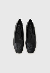 Juodos odinės balerinų bateliai su tekstūruotu paviršiumi, kvadratu formos pirštas, iškilus "DKNY" logotipas ant piršto ir paminkštinta vidus.
