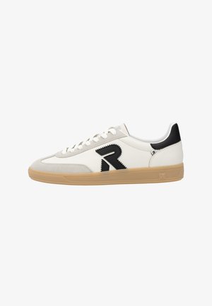 Baskets en cuir blanc avec des accents en daim noir, semelle en caoutchouc de couleur gomme, design avec lacets et un grand logo "R" noir sur le côté.
