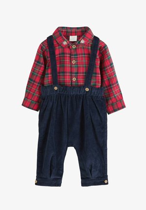 Camicia a manica lunga a quadri rossi e verdi con colli ricamati abbinata a bretelle e pantaloni di velluto a coste blu navy per un neonato.