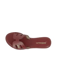 Sandalo rosso in pelle con design traforati e accenti beige. Presenta cuciture bianche e logo sulla soletta. Design open-toe.