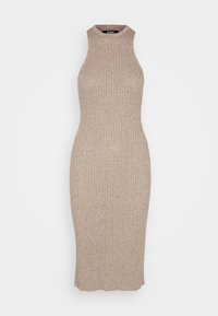 Beige ribbad stickad klänning med hög krage och ärmlös design. Figurformad silhuett och knälång med en scalloped nederkant.