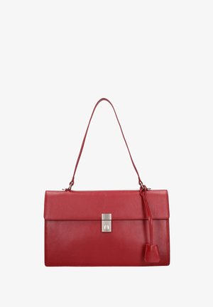 Rode leren handtas met een rechthoekige vorm, een platte bovenklep, een zilveren druksluiting en een afneembare band. Gladde textuur en minimalistisch design.