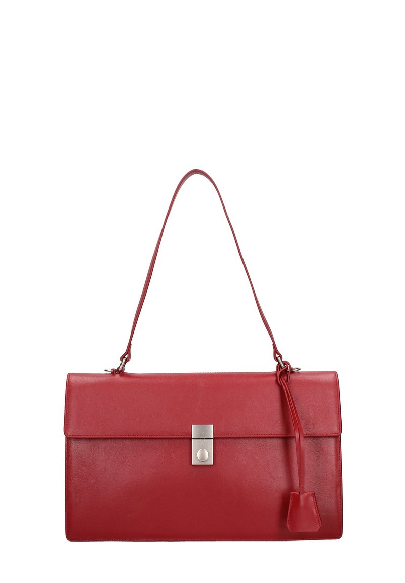 Borsa a tracolla in pelle rossa con forma rettangolare, patta superiore piatta, chiusura a scatto in argento e tracolla staccabile. Texture liscia e design minimale.