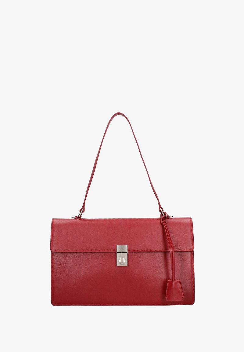 Borsa a tracolla in pelle rossa con forma rettangolare, patta superiore piatta, chiusura a scatto in argento e tracolla staccabile. Texture liscia e design minimale.
