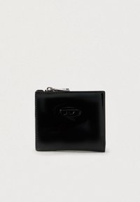 Μαύρο πορτοφόλι από δερμάτινο βινύλιο με ορθογώνιο σχήμα, γυαλιστερή επιφάνεια και ασημί φερμουάρ. Διαθέτει ανάγλυφο λογότυπο στο μπροστινό μέρος.