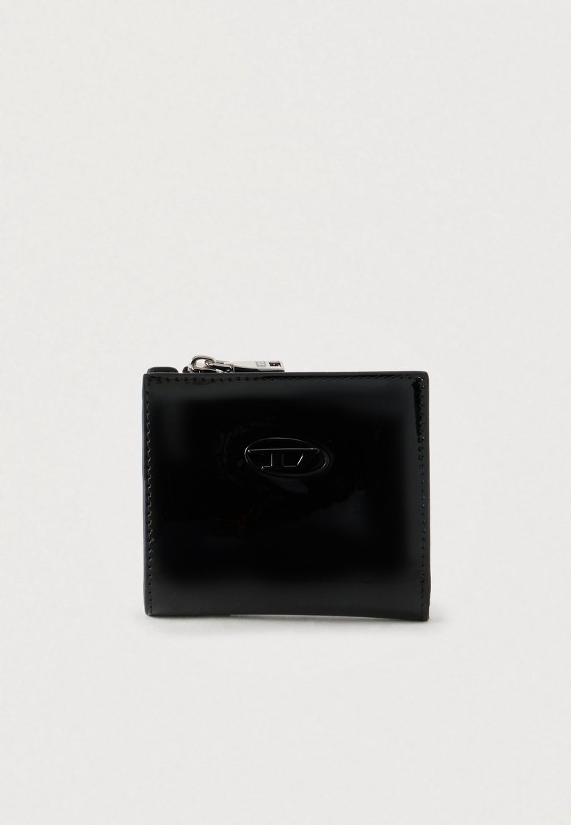 Μαύρο πορτοφόλι από δερμάτινο βινύλιο με ορθογώνιο σχήμα, γυαλιστερή επιφάνεια και ασημί φερμουάρ. Διαθέτει ανάγλυφο λογότυπο στο μπροστινό μέρος.