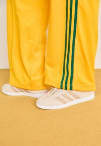 GAZELLE - Tenisky - white/magic beige/footwear white