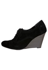 Svart mocka kilklackssko med rund tå, snörning framtill och sömnadsdetaljer; har en kontrasterande texturerad kilklack.