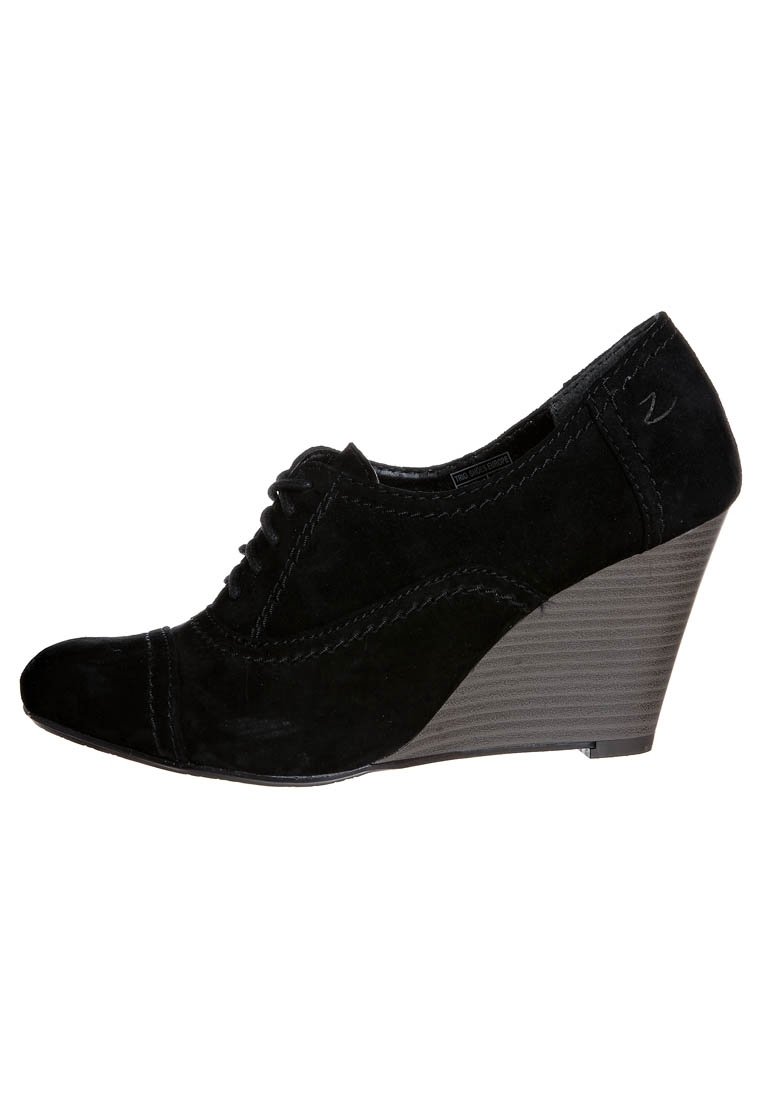 Svart mocka kilklackssko med rund tå, snörning framtill och sömnadsdetaljer; har en kontrasterande texturerad kilklack.