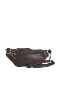 Marsupio in pelle marrone con finitura testurizzata, tasca anteriore con zip, tracolla regolabile e gancio in metallo per la chiusura.