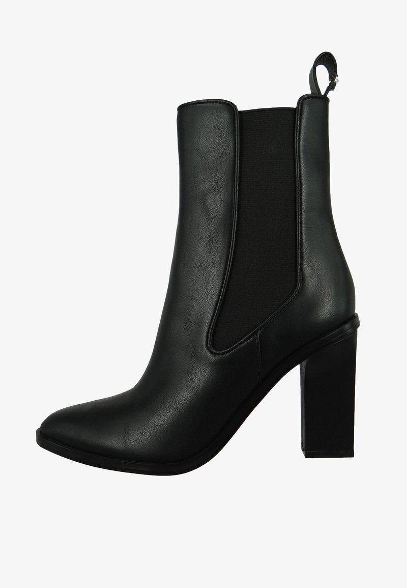 Mustat nahkaiset nilkkurit, joissa on terävä kärki, joustavat sivupaneelit ja paksu korko. Takana on vetoketju helppoa pukemista varten.