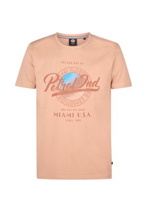 Persikkavärinen puuvillainen T-paita, jossa on pyöreä kaula-aukko, lyhyet hihat ja koralli- ja sinivärinen tulostettu tekstimuotoilu sekä graafinen emblem.