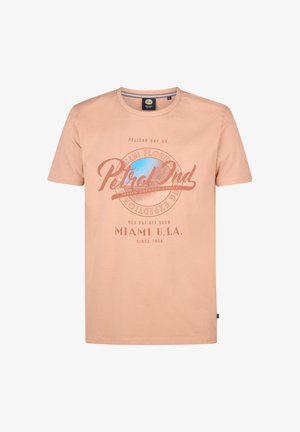 Camiseta de algodón melocotón con cuello redondo, mangas cortas y diseño de texto impreso en coral y azul con un emblema gráfico.