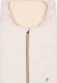 Lichtroze zip-up jack met een zachte beige voering, multikleurige gestreepte rits en het K-Way-logo in de rechterbenedenhoek.
