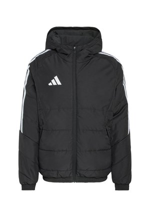 Giacca imbottita nera con zip frontale, cappuccio e dettagli a strisce bianche sulle spalle. Presenta un logo ricamato sul petto.