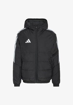 Crna punjena jakna s patentnim zatvaračem sprijeda, kapuljačom i bijelim prugastim akcentima na ramenima. Na prsima se nalazi izvezeni logotip.