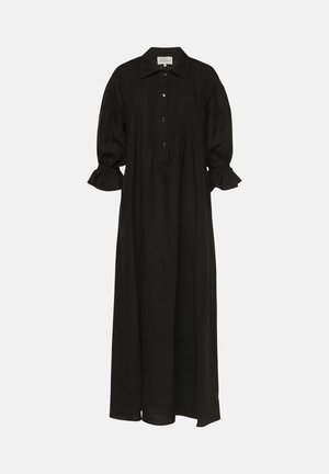 Langes schwarzes Kleid mit drei Knöpfen, langen gepufften Ärmeln, gerafften Manschetten und einem Kragen, auf weißem Hintergrund gezeigt.