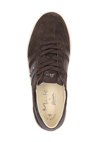 Baskets en suède brun avec fermeture à lacets, présentant des rayures et un logo contrastants en brun. L'intérieur est doté d'un revêtement crème avec le nom de la marque imprimé.