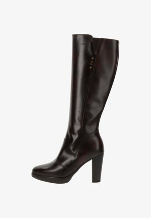 Bottes en cuir marron, hauteur genou, avec un bout pointu, un talon bloc et des détails de couture latérale. Texture lisse et accents matériels minimaux.