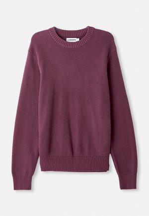 Texturierter lila Pullover mit rundem Halsausschnitt, langen Ärmeln und gerippten Bündchen sowie Saum. Leichtes Strickmaterial.