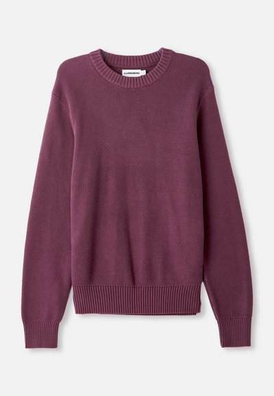 Texturált lila pulóver, kerek nyakkal, hosszú ujjal és bordázott mandzsettával és szegéllyel. Könnyű kötött anyag.