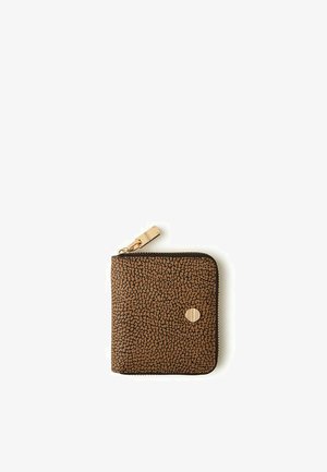 Braune strukturierte quadratische Brieftasche mit abgerundeten Ecken und goldenem Reißverschlussanhänger auf weißem Hintergrund.