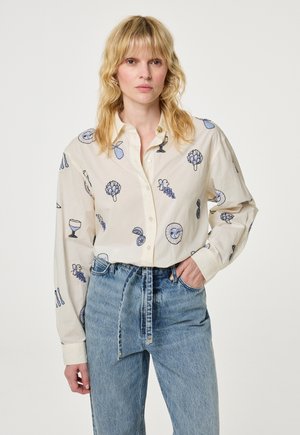 Witte lange mouwen shirt met blauwe geborduurde patronen van fruit en drankjes, slim fit, en button-down kraag. Draag het met hooggewijze jeans.