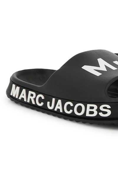 Zwarte schuif sandaal van synthetisch materiaal, met een uitgesneden ontwerp, een getextureerde zool en opvallende witte "MARC JACOBS" branding.