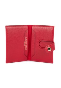 Rode leren portemonnee met een gestructureerd oppervlak, voorzien van een drukknopsluiting en twee kaartvakken aan de binnenkant. Goudkleurig reliëf van het merklogo zichtbaar.