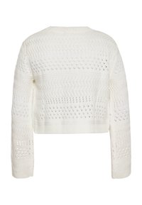 Pulover alb din tricot, cu un design scurtat, modele texturate și detalii cu țesătură deschisă. Mâneci și margine ribbate completează aspectul.