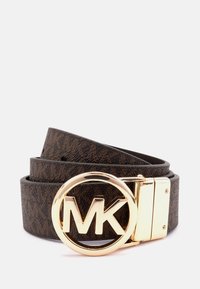Ceinture marron à motifs avec boucle circulaire en ton doré portant les lettres "MK". Fabriquée en cuir, elle possède une texture lisse et trois trous d'ajustement.