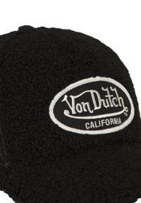 Casquette noire texturée avec un patch ovale portant le logo "Von Dutch" et le texte "California" brodé en blanc.