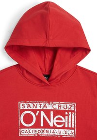 Punane kapuutsiga jakk, millel on suur valge graafika kirjaga "SANTA CRUZ O'NEILL CALIFORNIA U.S.A." kulunud tekstiga. Saadaval tõmblukuga kapuuts.