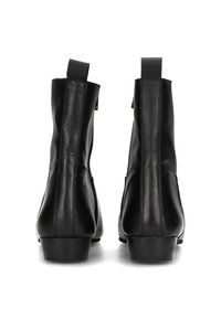Stivali alla caviglia in pelle nera con una texture liscia, dotati di tacco basso e linguette per il trasporto, esposti da dietro. Design semplice con dettagli di cucitura.